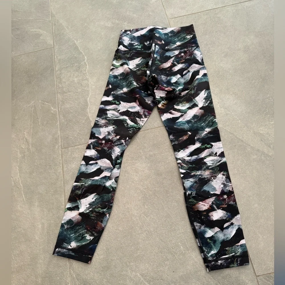 Lululemon Wunder Under glacier camo watercolor print 25 inch Legging size 4 - Picture 5 of 8